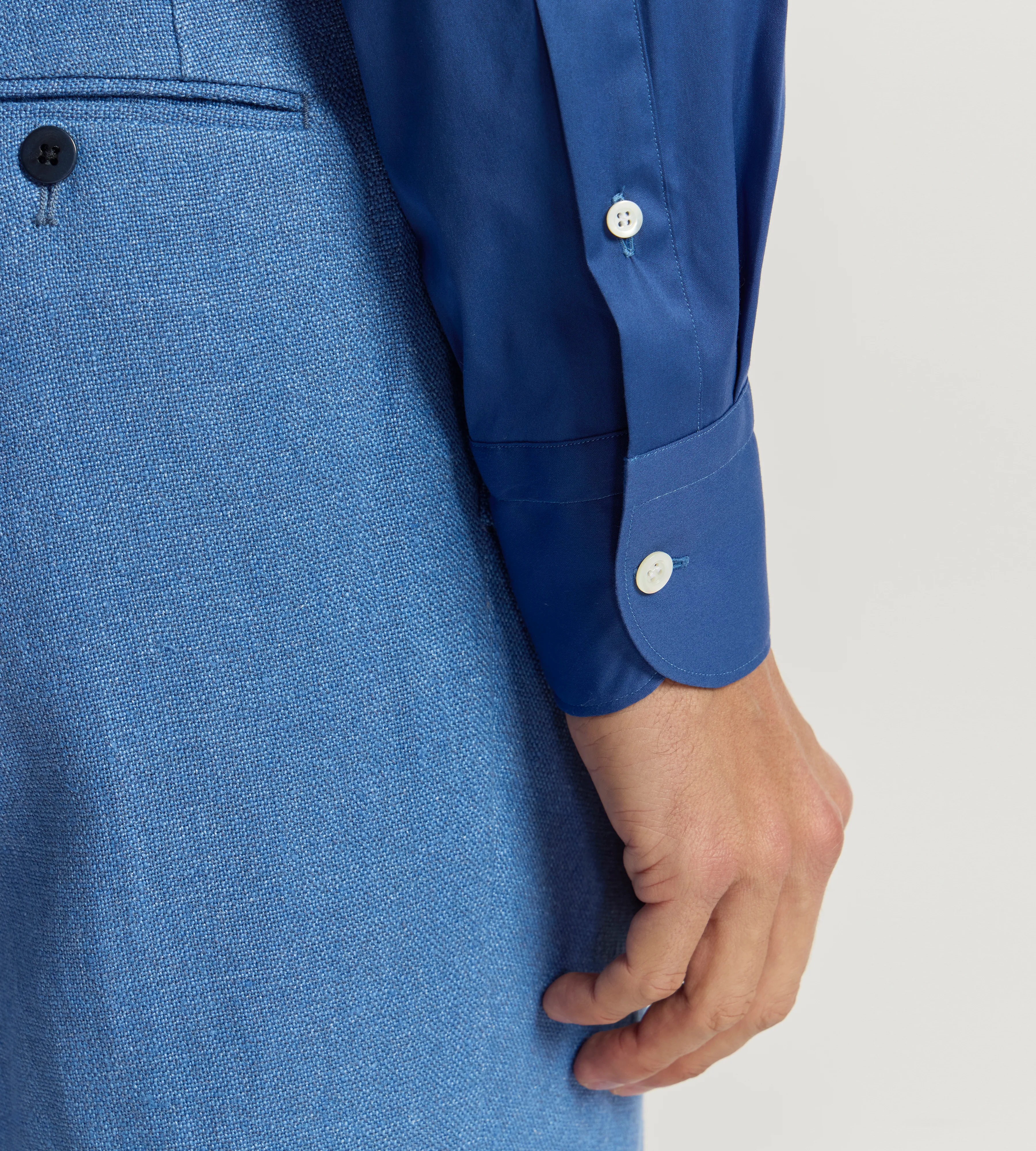 Chemise bleu cobalt à col indien - Image 4